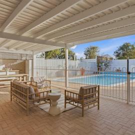 Mediterranean Beachside retreat with a pool, hotel in Broadwater