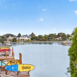 22 Lakeside Cct - Spacious Lakefront Home, hotel u gradu Encounter Bay
