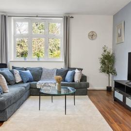 Spacious 2 Bed Apartment Watford Free Parking Sleeps 6, hotel in Watford