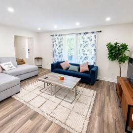 3BR Spacious Home in Waterloo, Fenced Backyard, Office Space, Family & Pets Friendly, hotel in Waterloo