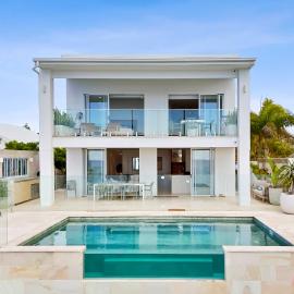 Waters Edge On Wattle, Absolute Beachfront Luxury
