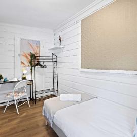 Boutique Single Room - Centrally Located at Granville -In Courtyard - Shared Bathroom and Amenities