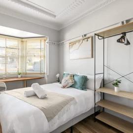 Bright Double Room - Nearby Shops & Eateries - Shared Bathroom and Amenities, Hotel in Sydney