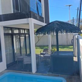 Modern 3-Bedroom Villa with Private Pool near Grand Baie Just 3 Minutes from the Beach, hotel v destinaci Pointe aux Cannoniers