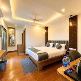 Sukanya Elite Puri - New Luxurious stay near Blue Flag beach with All AC Room, Free Parking & Restaurant، فندق في بوري