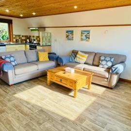 Lazy Bear Lodge with Hot Tub - Finlake Resort and Spa in Devon, hotel in Chudleigh