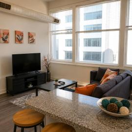 #3 Downtown Free Parking- Walk to Gainbridge, Lucas Oil, Conv Cntr, hotel in Indianapolis