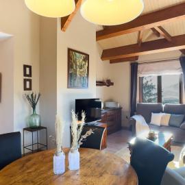 Cal Esquirol, hotel u gradu 'Enveitg'