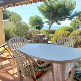 Spacious house with pool close to the sea