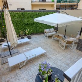 3BR home with private large terrace in Marsascala, Hotel in Il-Maħsel