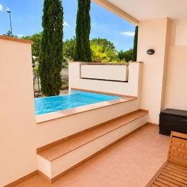 Luxury modern apartment with private plunge pool Casa Malasia, хотел в Corverica