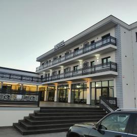 Airport Hotel, hotelli kohteessa Tautii Magheraus