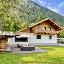 Spacious Chalet for Ski & Summer Adventures, hotell i Lofer