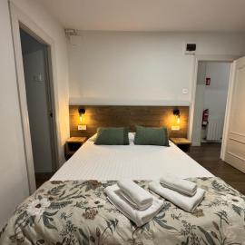 IRUÑA ROOMs, hotel in Pamplona