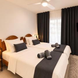 Kyblue Management -1BR Apt, 6 Mins to Coral Bay
