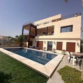 Luxury Sea View Villa with 2 Pools, hotel en Zarzis