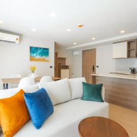 New Coastal 2BR Best Location Boat Avenue-Bangtao, hotel in Ban Thalat Choeng Thale