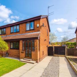 Quiet home: Games room, drive, Peaks & Mcr train, Hotel in Bredbury