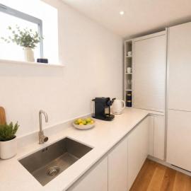 95 Haydon Place - Central Guildford Townhouse with Parking, hotel a Guildford
