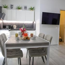 Spacious Apartment near Lake Como & Station by PM Lake Como