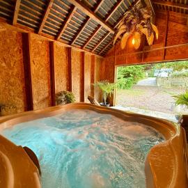 Hameau des Brétignolles - Maison & Jacuzzi Privé - Près de Chinon, hotel a Anché