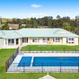 Roads End with Games Barn Ponies Alfresco Dining, hotel in Lovedale