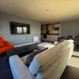 Central Balcony Flat Views & Parking Sleeps 5