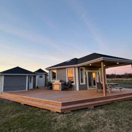 Waterfront & breathtaking view - Chalet du Phare, hotelli kohteessa Bonaventure