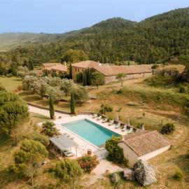 Luxury villa on 650 acre estate with pool, hôtel à Palaja