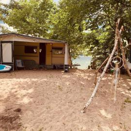 Przyczepa Chill House nad Darginem、ポジェズドジェのホテル