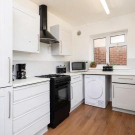 Large 5 Bed House | Parking | Sleeps 12
