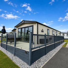 Modern Caravan With Large Decking Area, Ref 60057Ch, hotelli kohteessa Saxmundham