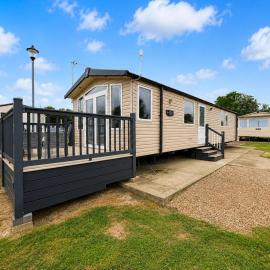 Lovely Caravan With Front Decking At Carlton Meres Park Ref 60018R, hotelli kohteessa Saxmundham
