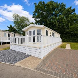 Lovely Caravan At Carlton Meres Holiday Park Ref 60034O, hotel a Saxmundham