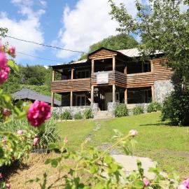 Bezengi guesthouse and Cafe Kala、メスティアのホテル