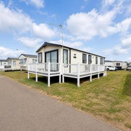 Stunning 6 Berth Caravan, Close To The Beach In Suffolk Ref 68067Cr، فندق في لوستوفت