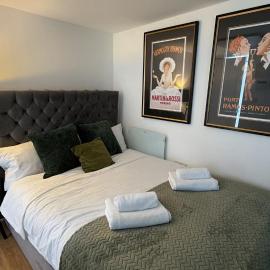 Deaf Property - Hendon Central Apartments, hotell sihtkohas Colindale
