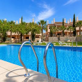 Luxury apartment with terrace and pool views on golf resort, Hotel in Corverica