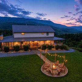 Mountain Melody – Luxe 4-Bedroom Retreat - VIEWS, 2 Hot Tubs, Chefs Kitchen, Game Room