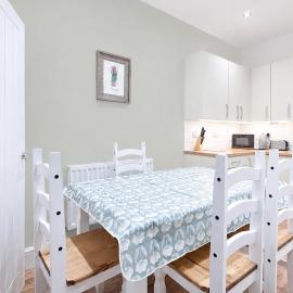 Spacious 4BR Home with Garden, Swansea, hotel in Swansea