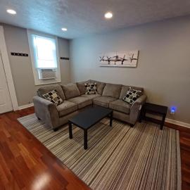 Spacious 2BR South Side Retreat - Free Parking - Fast WiFi