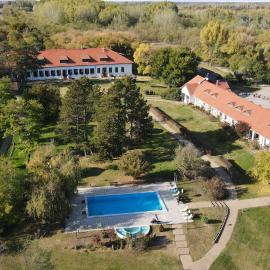 Sarlóspuszta Club Hotel, hotell sihtkohas Tatárszentgyörgy