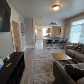 Stylish South Side Retreat - Free Parking - 2 Baths - Fast WiFi