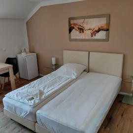 Pension Hofmann, hotel in Gröbenzell