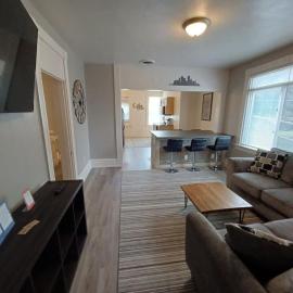 Spacious 3BR South Side Retreat - Free Parking - Sleeps 6