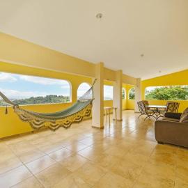 Hilltop Getaway with Huge Terrace, hotel u gradu 'Fajardo'