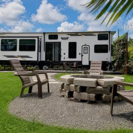 Arenal Volcano Glamping Retreat & Natural Hot Springs, hotel in Guaria