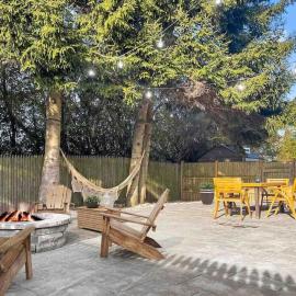 Quahog Cottage- Full Home with a private yard, hotel u gradu 'Middletown'