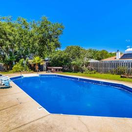 Inviting dog-friendly home with pool hot tub enclosed yard & WD, hótel í Perdido Key