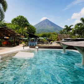 Arenal Volcano Glamping Retreat & Natural Hot Springs، فندق في Guaria